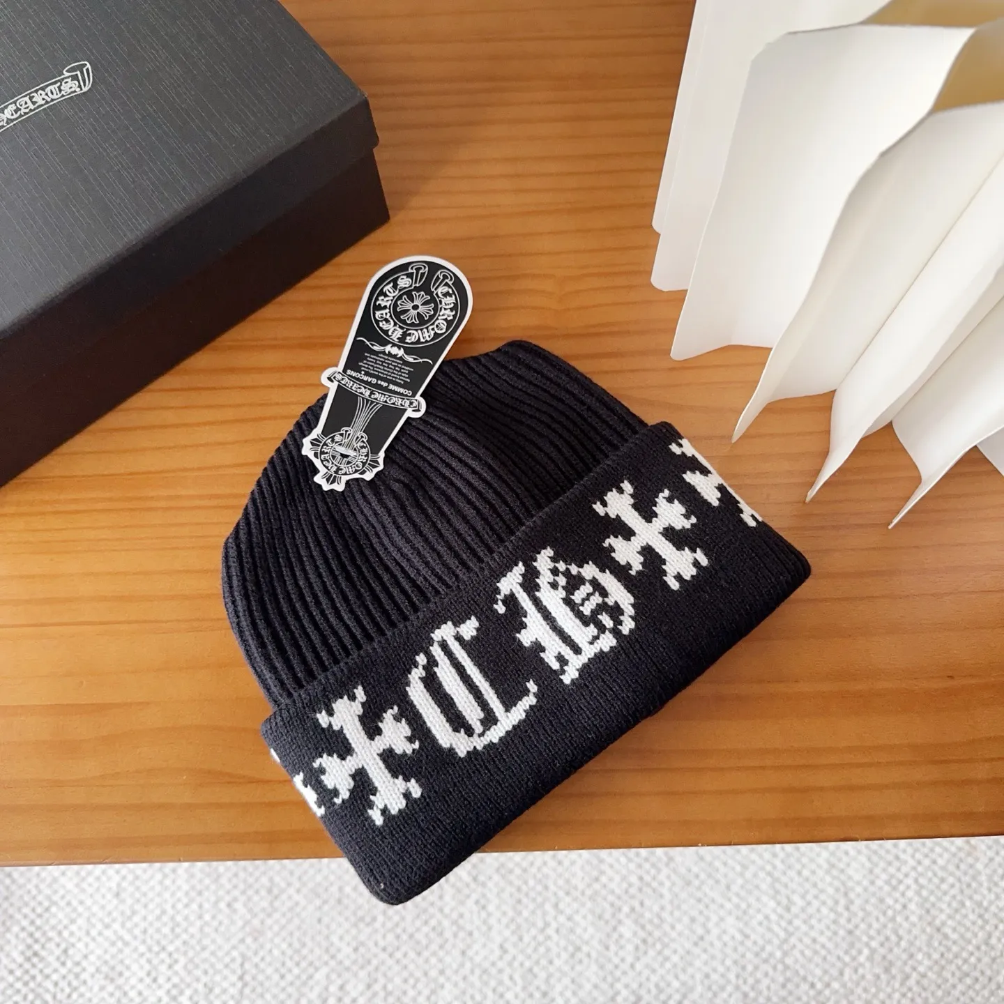 💰46 Crow Heart Autumn and Winter Wool Knitted Beanie This must be a favorite of minimalism. It is clean, neat, fashionable and versatile, and will definitely not be picky about your face shape! A fashionable classic that lasts forever! Fashionable black and white can be purchased together!